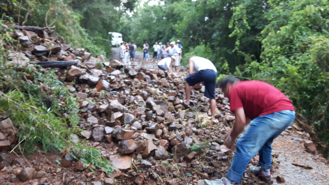 Ir para  <p><big>&nbsp; &nbsp; &nbsp; &nbsp; &nbsp; A tromba d&rsquo;&aacute;gua que ocorreu hoje &agrave; tarde provocou deslizamento de barreira na estrada que liga os munic&iacute;pios de Maximiliano de...